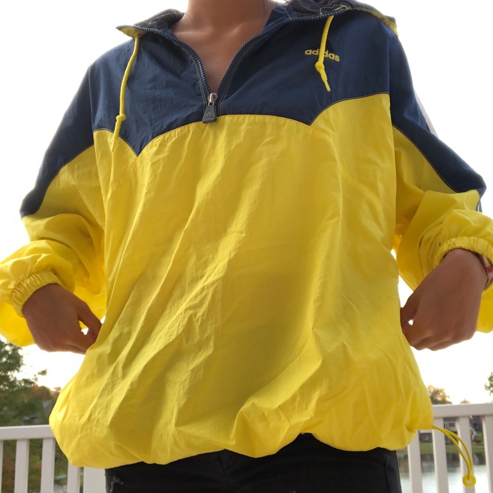 L NAVY BLUE AND YELLOW PULLOVER WINDBREAKER